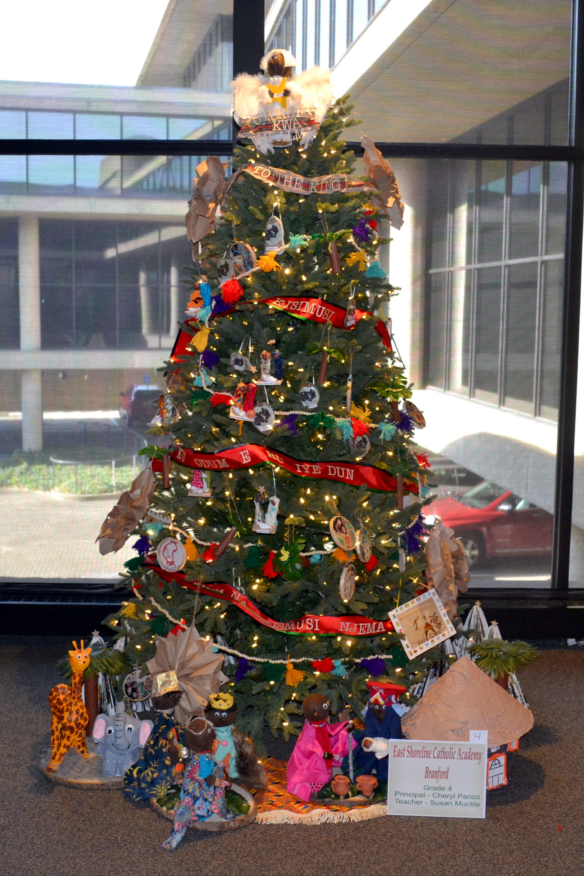 Fotografía del Festival del Árbol de Navidad 2024 en la que se muestra al ganador del premio La Selección del Público 2024, Academia Católica de la Costa Este en Branford.