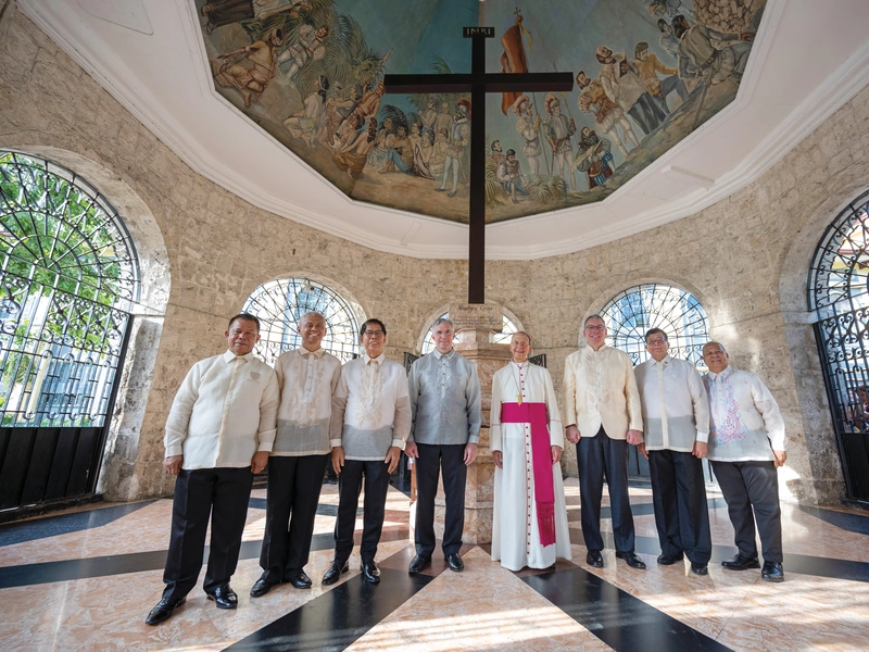 The Supreme Council delegation and K of C leaders from the Philippines visit the pavilion next to the Basilica of Santo Ni&ntilde;o in Cebu City, 