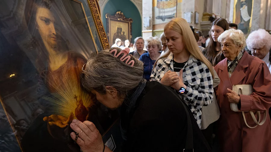 A woman prays before the Order&rsquo;s pilgrim icon of the Sacred Heart in the Cathedral of the Immaculate Conception of the Blessed Virgin Mary in Ternopil, Ukraine, on May 4.
