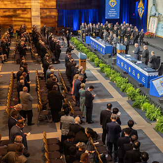 Knights of Columbus leaders and Supreme Convention delegates together pray for the canonization of the Order’s founder, Blessed Michael McGivney, at the conclusion of the convention’s opening business session Aug. 6 in Québec City.