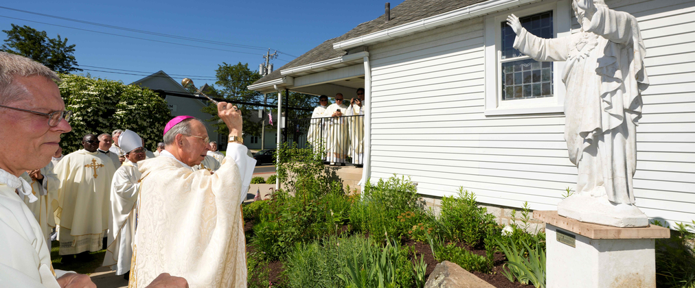 Supreme Chaplain Archbishop William Lori dedicates a restored statue of the Sacred Heart of Jesus, believed to have been purchased by Blessed Michael McGivney, outside Immaculate Conception Church in Terryville, Conn., June 4.