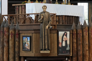 Depictions of St. René Goupil and St. Kateri Tekakwitha are seen in the sanctuary of the Coliseum Church at Our Lady of Martyrs Shrine in Auriesville, N.Y. (Photo by Paul Haring)