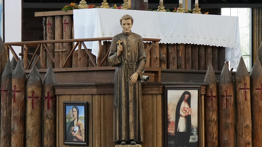 Depictions of St. René Goupil and St. Kateri Tekakwitha are seen in the sanctuary of the Coliseum Church at Our Lady of Martyrs Shrine in Auriesville, N.Y. (Photo by Paul Haring)
