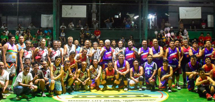 Members of Kristong Hari-St. Augustine Council 16282 in Dasmariñas, Luzon South, gather with clergy from the Diocese of Cavite and members of Couples for Christ during a basketball fundraiser organized by San Agustin Parish in Mabuhay City. More than 4,000 PHP (about $70) was raised to help purchase an industrial fan for the parish.