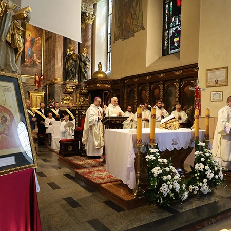 Clergy celebrates mass with the Order&rsquo;s pilgrim icon of St. Joseph.