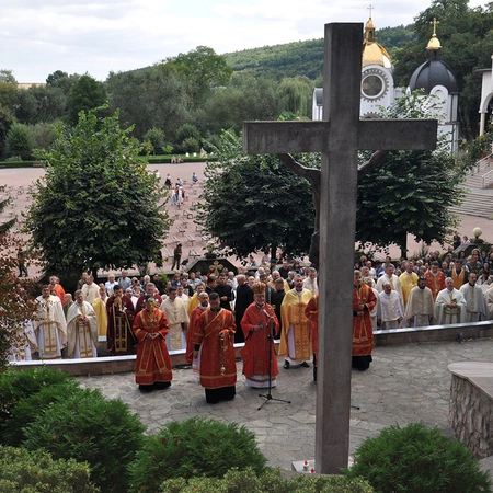 Bishop Koltun lead Pilgrims in Prayer