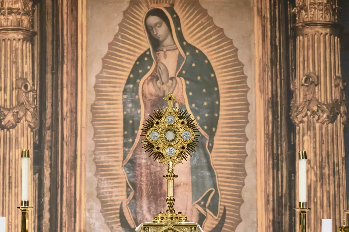 Blessed Sacrament Monstrance on an alter. Knights of Columbus spouses participate in a Holy Hour at the Midyear State Deputy Meeting in Denver, CO on November 2025.