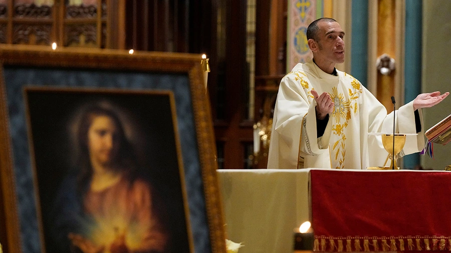 Father Ryan Lerner, pastor in solidum of Blessed Michael McGivney Parish in New Haven, Conn., celebrates Mass before the Knights&rsquo; Sacred Heart Holy Hour at St. Mary&rsquo;s Church.