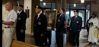Fourth Degree Knights from Bishop Louis J. Reicher Assembly 1099 in Austin carry the Order’s pilgrim icon of the Sacred Heart of Jesus in procession at St. Catherine of Siena Church on June 22, the feast of the Most Sacred Heart. St. Catherine of Siena Council 8156 coordinated the icon’s display at two feast day Masses and a Pilgrim Icon prayer service that began at 3 p.m. — the hour of mercy.