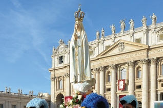 Supreme Master Dennis Stoddard and a Fourth Degree honor guard lead Marian procession through St. Peter's Square in 2013