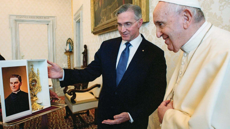 Supreme Knight Patrick Kelly presents Pope Francis with a first-class relic of Blessed Michael McGivney on Oct. 25, 2021