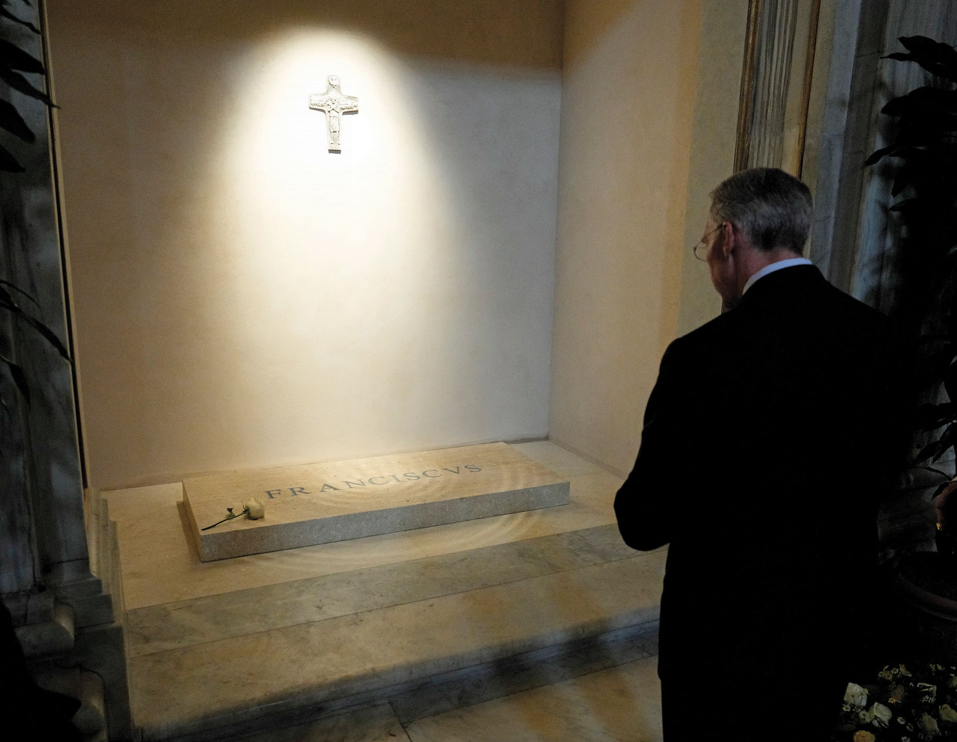 Supreme Knight Patrick Kelly prays at the tomb of Pope Francis in the Basilica of St. Mary Major in Rome on April 28. The tomb is located in the side nave between the Sforza Chapel and the Pauline Chapel, which houses the revered icon of Maria Salus Populi Romani.