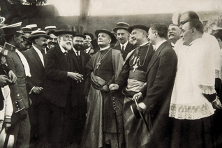 Antoni Gaudí (third from left) accompanies bishops during a visit to the Sagrada Família on July 2, 1915.