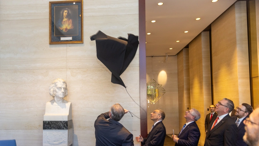 Supreme Knight Patrick Kelly unveils an image of the Sacred Heart of Jesus in the lobby of Supreme Council headquarters in New Haven.