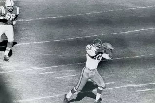 LeRoy Jackson makes a catch for an 85-yard touchdown against the Baltimore Colts on Dec. 8, 1962.