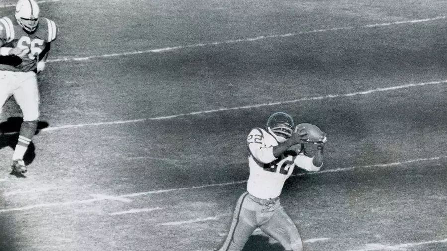 LeRoy Jackson makes a catch for an 85-yard touchdown against the Baltimore Colts on Dec. 8, 1962.