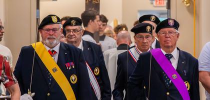 Fourth Degree Knights from Marquette Assembly 1197 in Green Bay, Wis., provide an honor guard as they lead a procession of the Jubilee Mission Cross into the National Shrine of Our Lady of Champion for a Mass celebrating the Jubilee 2025. After Mass, Knights carried the cross for a 1.7-mile procession throughout the shrine grounds. (Photo by Sam Lucero / The National Shrine of Our Lady of Champion)