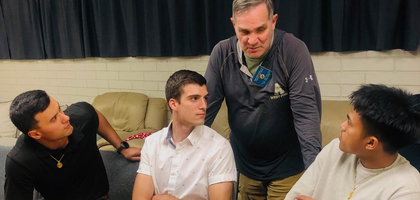 Paul Hopwood of Bishop O’Dowd Council 3474 in Campbell, Calif., speaks with college students from San José State University. Knights prepared and served more than 50 meals for students and FOCUS missionaries after Mass and spoke with the college men about their studies, future plans and the Knights of Columbus.