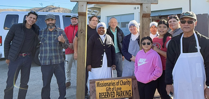 Knights and family members from Marian Council 3773 in Pacifica, Calif., gather with Missionaries of Charity at the sisters’ Gift of Love location in Pacifica after helping prepare 50 Thanksgiving meals for people in need. 