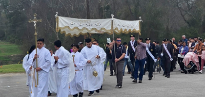 Knights from St. John of the Cross Council 13166 and in New Caney, Texas, help lead a Eucharistic procession at St. John of the Cross Catholic Church.