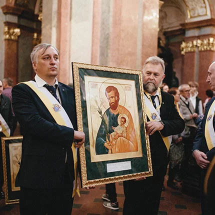 Knights carry the Order&rsquo;s pilgrim icon of St. Joseph into Mass at Jasna G&oacute;ra Monastery in Częstochowa, Poland, on Oct. 8, 2022. 