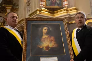 District Deputy Mykhailo Chipak (left) and District Deputy Petro Fylypiv, coordinator of the Pilgrim Icon Program in Ukraine, carry the Sacred Heart pilgrim icon into Mass at the Cathedral of the Immaculate Conception during the Ukraine State Convention in Ternopil