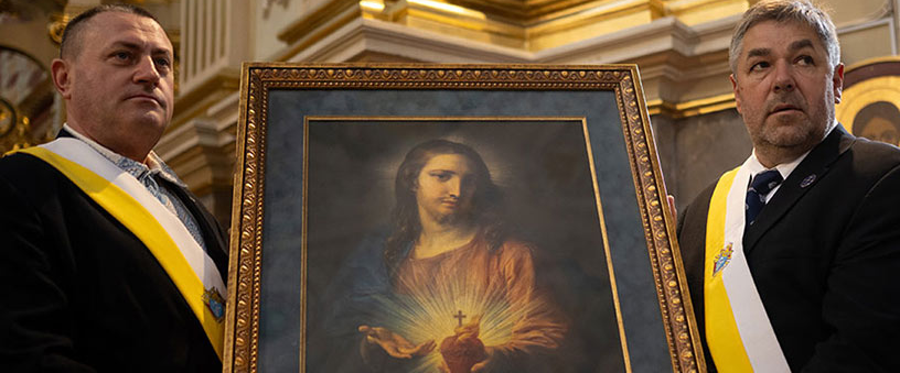 District Deputy Mykhailo Chipak (left) and District Deputy Petro Fylypiv, coordinator of the Pilgrim Icon Program in Ukraine, carry the Sacred Heart pilgrim icon into Mass at the Cathedral of the Immaculate Conception during the Ukraine State Convention in Ternopil
