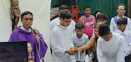 Father Ernesto Panelo, parish priest at Our Lady of Miraculous Medal Chapel and a member of Holy Family Council 6071 in Mandaluyong City, Luzon North, celebrates a street Mass for the community. Afterward, the council organized a food distribution at Maria Mahal na Ina ng Awa Mission Church, giving rice, bread, water and snacks valued at about 10,000 PHP (about $170) to 100 families. The council organizes food distributions at least twice a year.