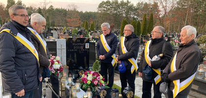 Knights from three councils in Stalowa Wola, Poland, pray at the grave of Władysław Borek, a member of St. Padre Pio Council 15759 who died in 2020.