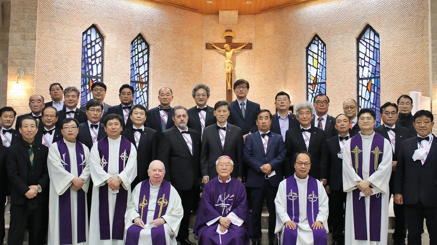 Knights of Columbus leaders in South Korea gather in the chapel of the Military Ordinariate of Korea.