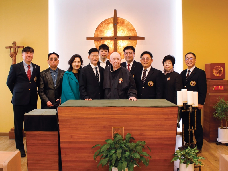 Father Gerald Hammond (center) stands with Territorial Deputy Shin Kyoung-soo (center, left) and other Korean Knights and family members