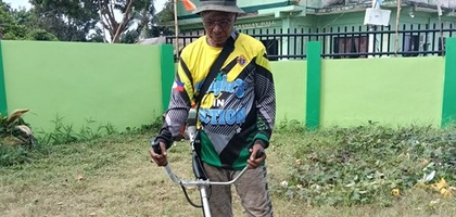 Lope Suyom of St. Peter the Apostle Council 14648 in Telegrafo, Visayas, cuts grass at Canmogsay Elementary School as part of the country’s annual Brigada Eskwela campaign — a national effort to prepare schools before the new school year. Fifteen Knights landscaped the school grounds over three hours. Council 14648 has offered to provide similar services to other area schools.