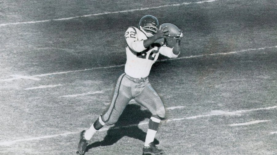 Jackson makes a catch for an 85-yard touchdown against the Baltimore Colts on Dec. 8, 1962.