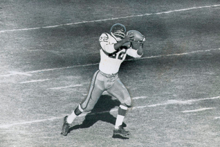 Jackson makes a catch for an 85-yard touchdown against the Baltimore Colts on Dec. 8, 1962.