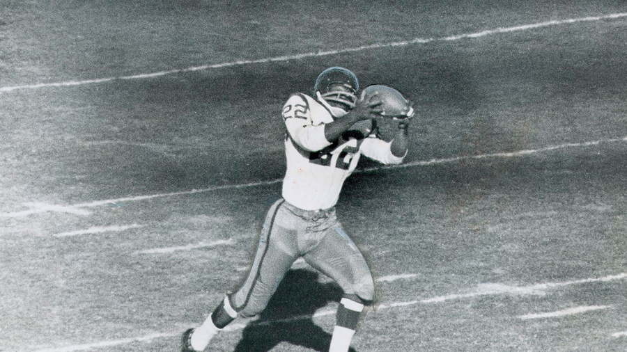 Jackson makes a catch for an 85-yard touchdown against the Baltimore Colts on Dec. 8, 1962.