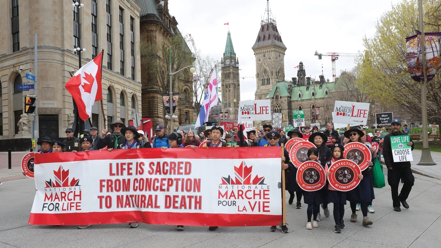 Carrying K of C “Love Life, Choose Life” signs, Knights help lead Canada’s National March for Life in Ottawa, Ontario.