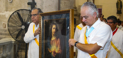 Mexico South State Secretary Rafael De Villa (left) and State Advocate Pablo Martinez carry the new Sacred Heart pilgrim icon into the Cathedral of Mérida, Yucatán, before a Mass concelebrated by Archbishop Gustavo Rodríguez Vega and state chaplain Father Rodrigo Benítez.