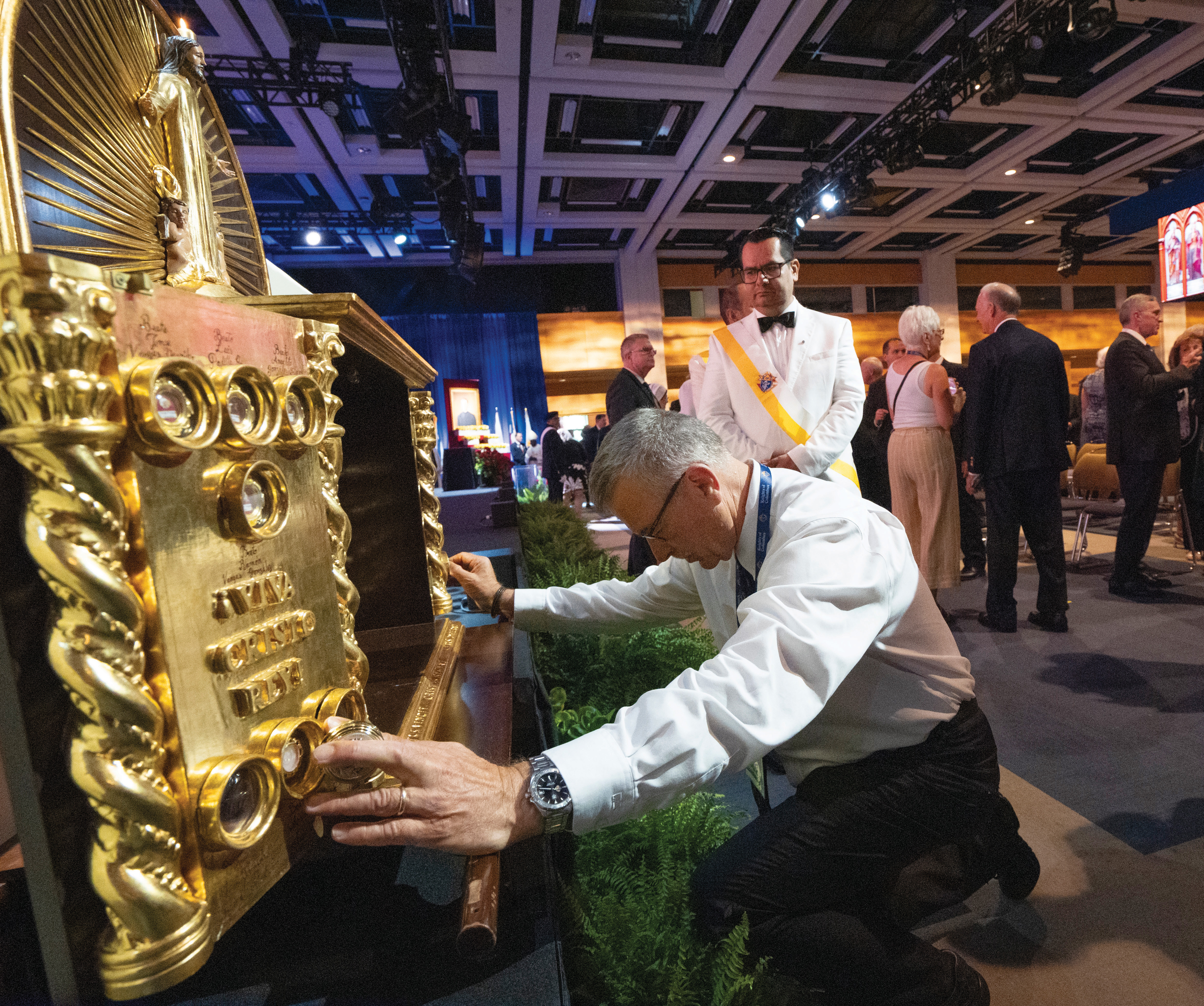 Delegates venerate relics of the Mexican martyrs at the 142nd Supreme Convention in Qu&eacute;bec City in 2024.