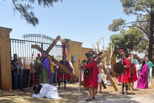 Francisco Sanchez Jauregui portrays Simon of Cyrene as he carries the cross during his council’s reenactment of the Stations of the Cross in 2025.