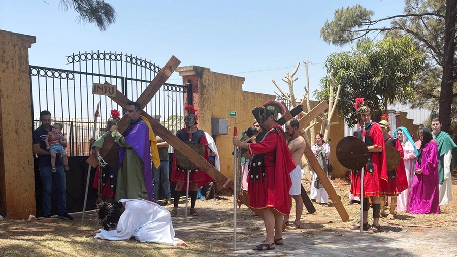 Francisco Sanchez Jauregui portrays Simon of Cyrene as he carries the cross during his council’s reenactment of the Stations of the Cross in 2025.