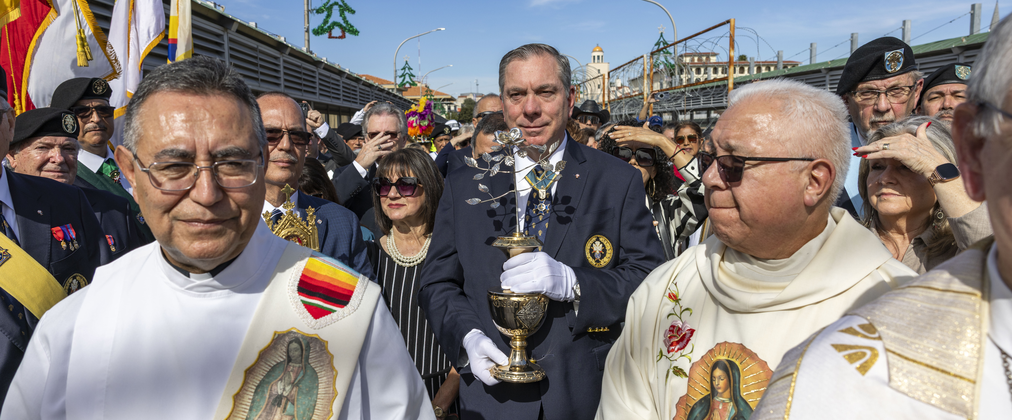 Supreme Master Michael McCusker carries a Knights of Columbus Silver Rose to the midway point of the Gateway to the Americas International Bridge in Laredo, Texas, Dec. 10. 