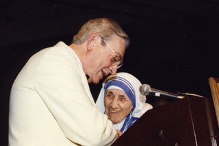 Mother Teresa responds with an appreciative smile to Past Supreme Knight Virgil C. Dechant’s presentation to her of the Gaudium et Spes Award. Citation Remarks Response