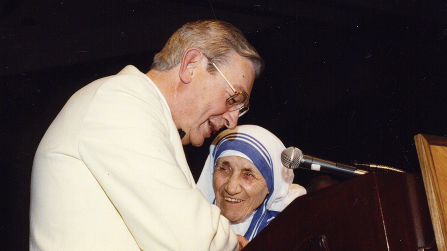 Mother Teresa responds with an appreciative smile to Past Supreme Knight Virgil C. Dechant’s presentation to her of the Gaudium et Spes Award. Citation Remarks Response