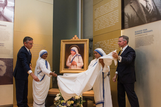 Artist Chas Fagan and Patrick Kelly, join two Missionaries of Charity to unveil the painting.