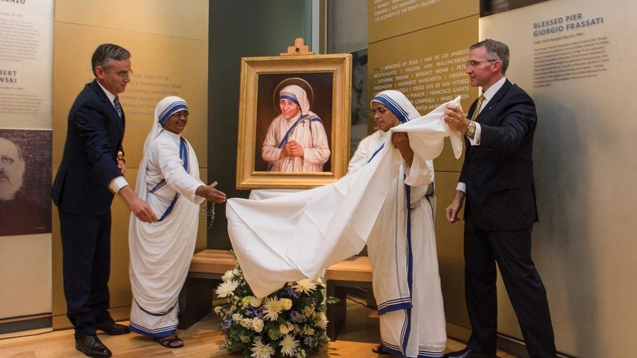 Artist Chas Fagan and Patrick Kelly, join two Missionaries of Charity to unveil the painting.