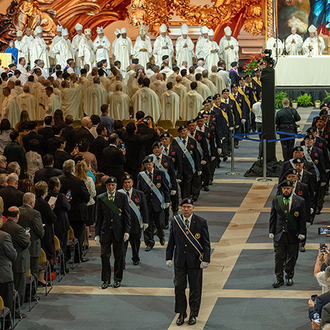 Supreme Master Michael McCusker leads an honor guard of Fourth Degree Knights at the conclusion of the Supreme Convention’s opening Mass in Québec City on Aug. 6.