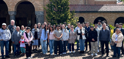 Knights from St. Patrick Council 11109 in Independence, Ore., and 25 youth from St. Patrick Church’s confirmation program gather in front of Mount Angel Abbey Church in St. Benedict during a council-sponsored pilgrimage.