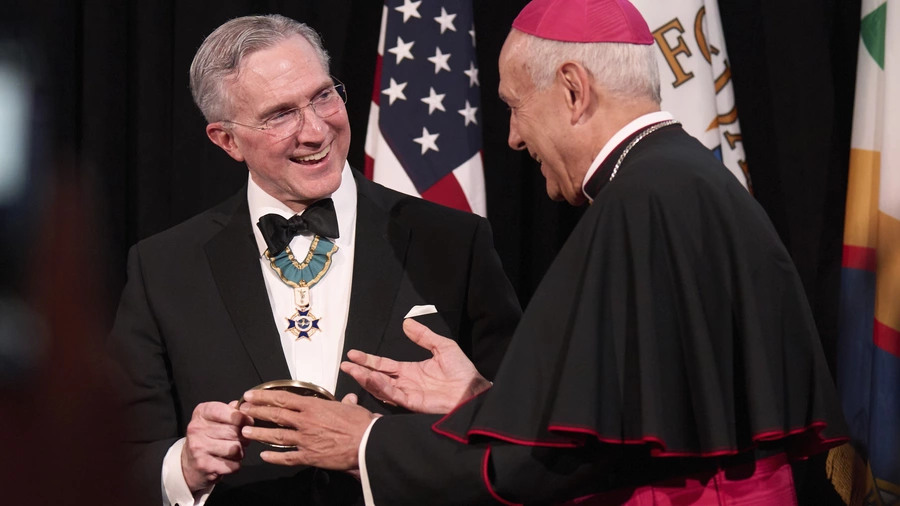 Supreme Knight Patrick Kelly accepts the Path to Peace Award.