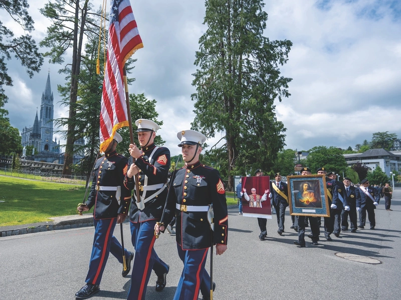 Fourth Degree Knights carry images of Pope Leo XIV and the Order&rsquo;s Sacred Heart pilgrim icon behind a U.S. Marine Corps color guard.