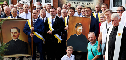 Knights from Servant of God Father Roman Kotlarz Council 18556 in Pelagów, Poland, stand with parishioners during the council’s Men’s Rosary event. Council members prayed the rosary for the beatification of their patron, Father Roman Kotlarz — a priest of the Diocese of Radom and champion of workers’ rights — who died in 1976 following repeated beatings by the Communist secret police. (Photo by Damian Pałgan)